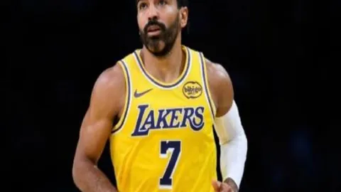 中国冬奥开幕式首位旗手赵伟昌逝世